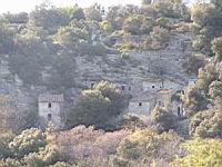 Vaucluse, Bollene, Site troglodyte de Barry, Vue de la falaise en face (19)
